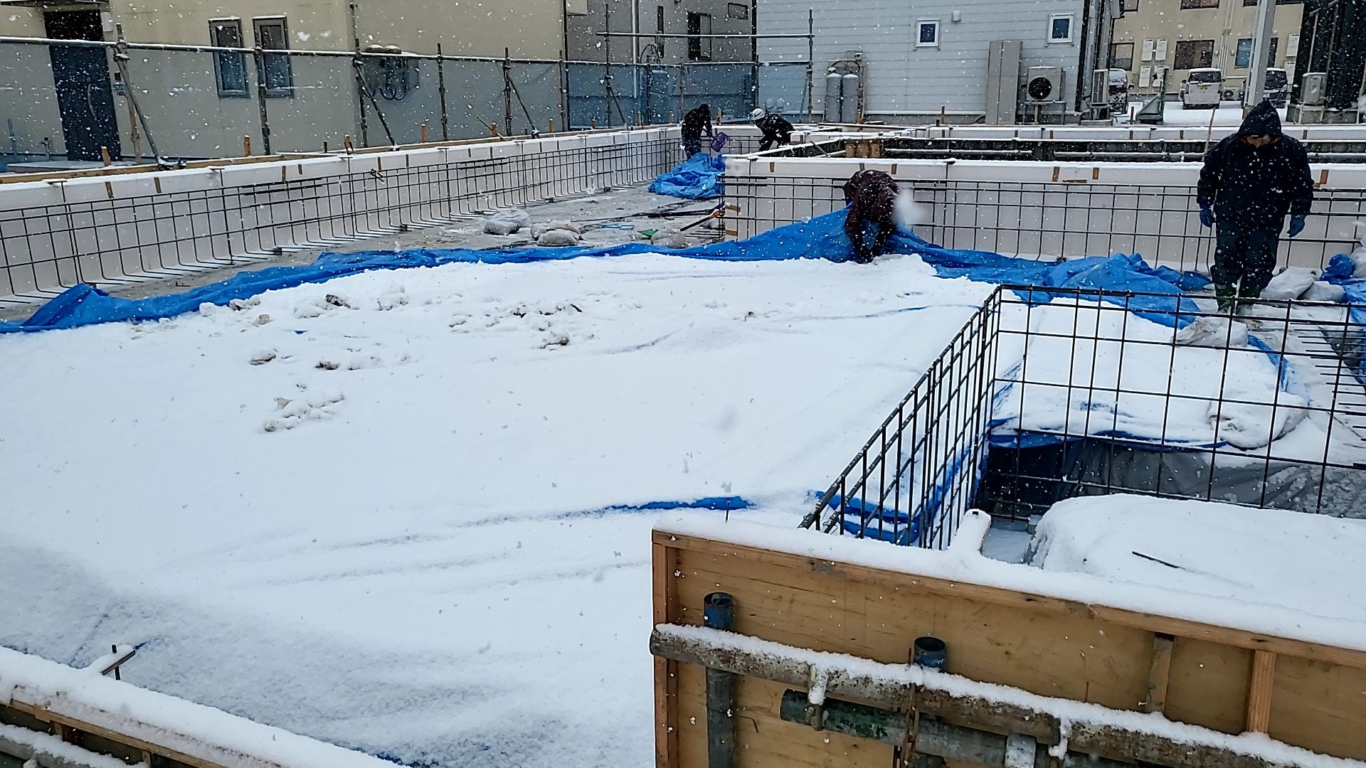 悪天候だったため、安全対策を十分に行い作業を進めております。