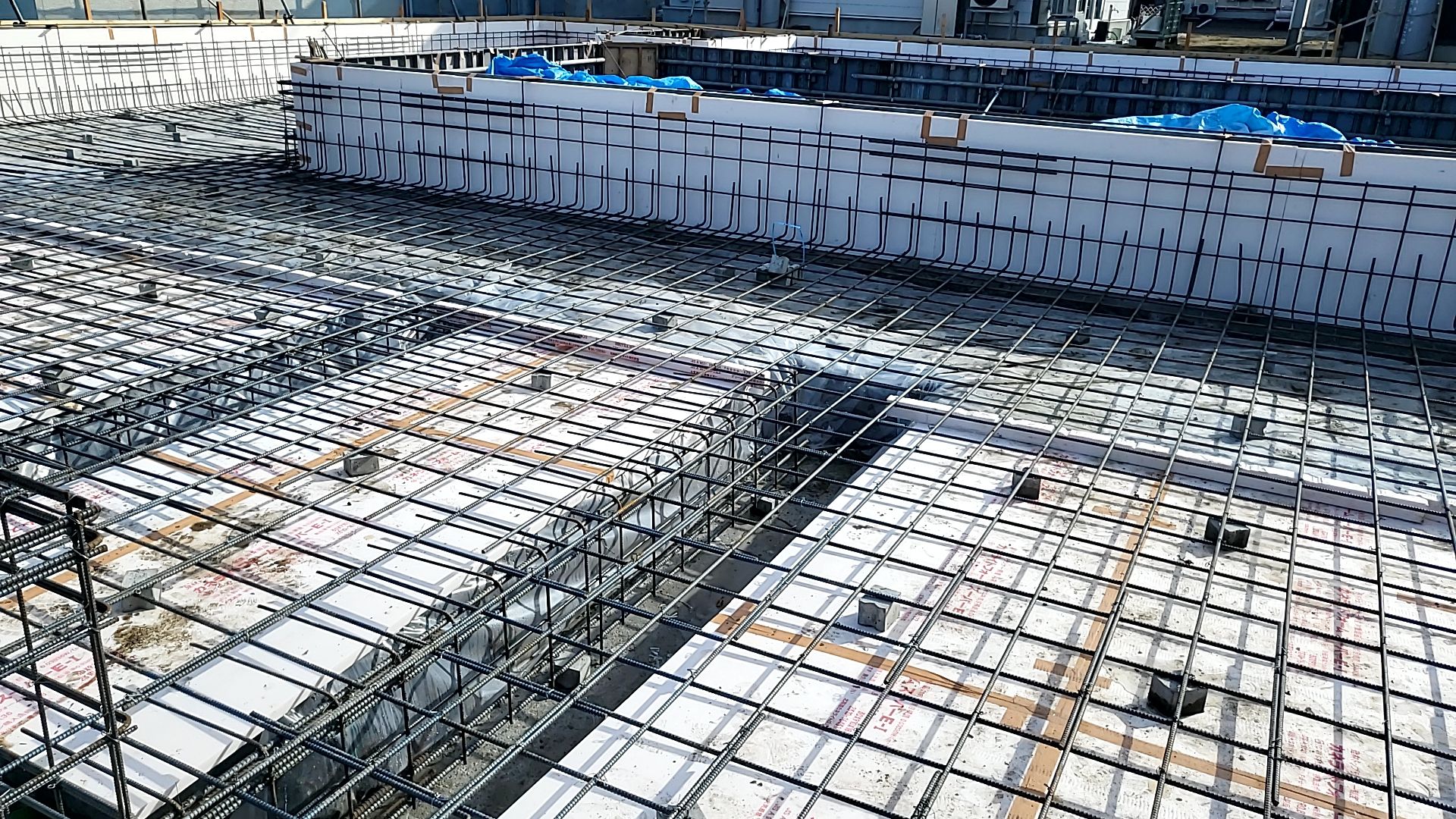 基礎の通り芯を確認しながら、配置をしていきます。