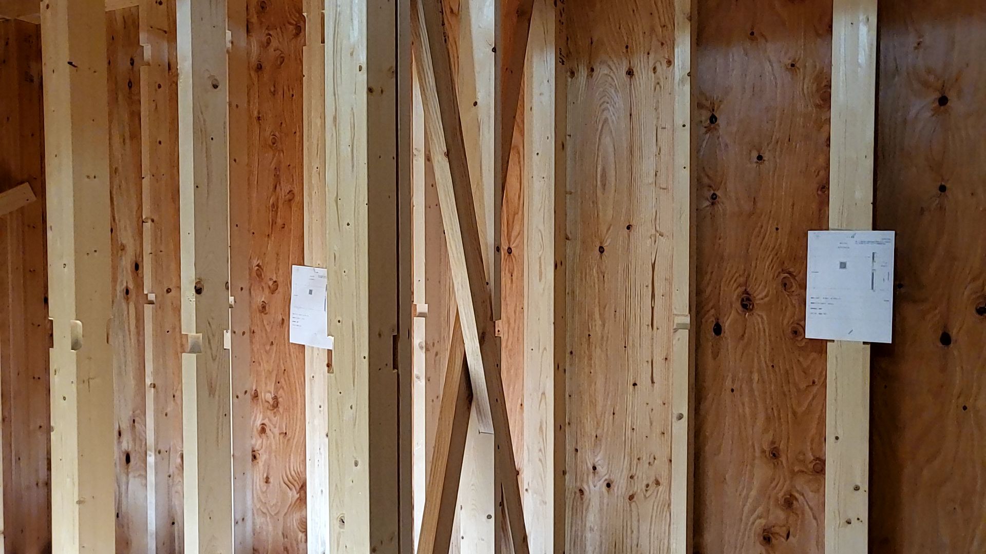 図面・仕様等確認しなから作業を行っています。