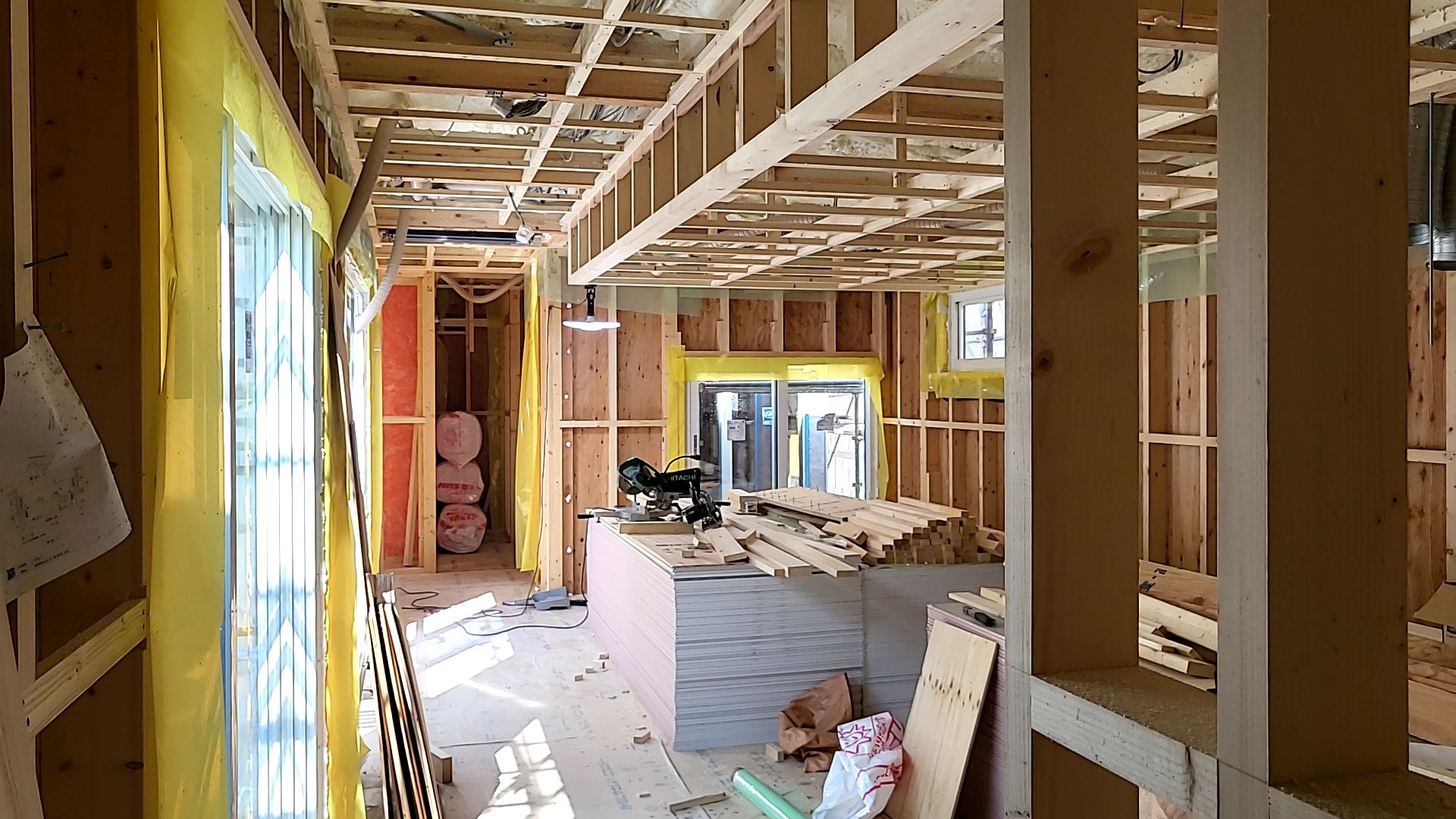 天井の野縁組みを行っている様子です。