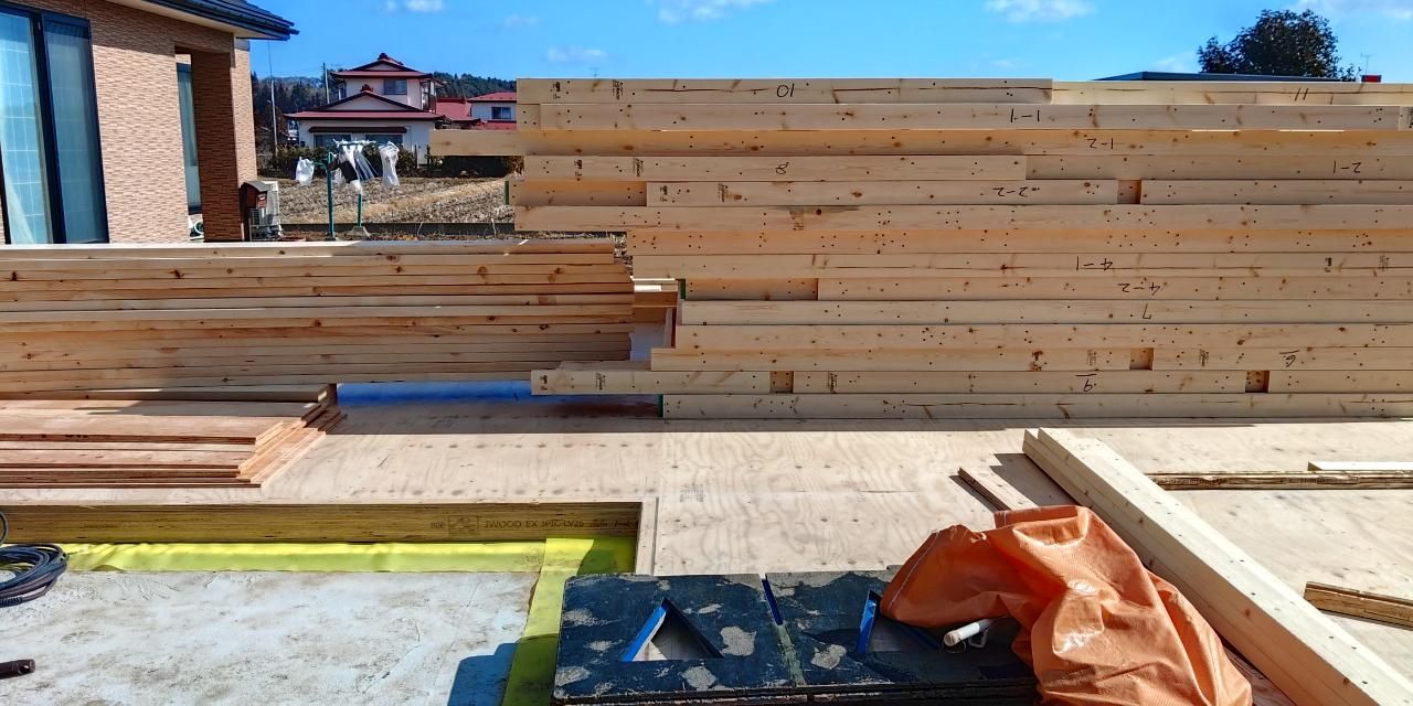釘の種類や間隔に気を付けて柱を組み合わせている様子です。
