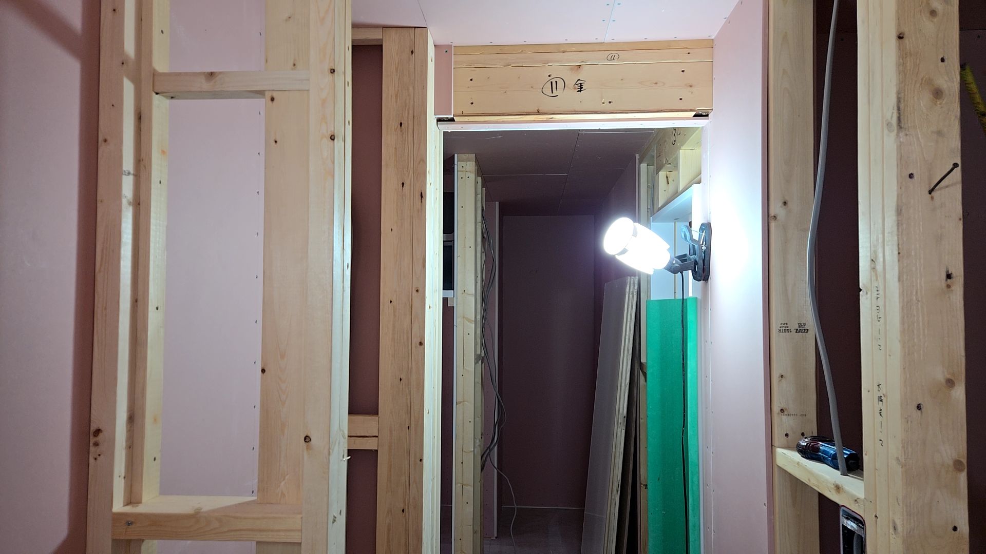 2階部分の下地造作工事が行われている様子です。