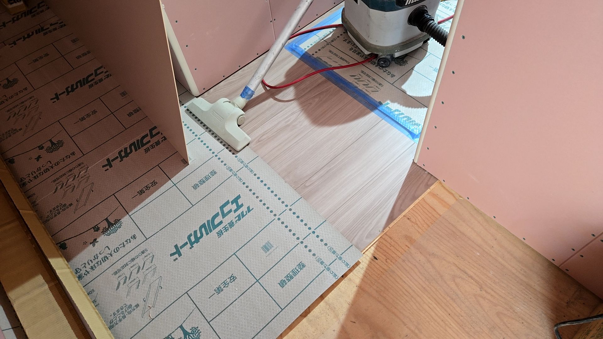 引き続き床貼りが進められております。