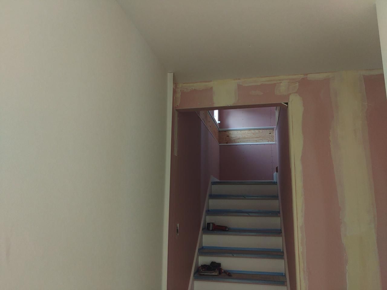 内装業者によるクロス工事が行われております。パテ掛けが終わり、これからクロスを貼っていきます。