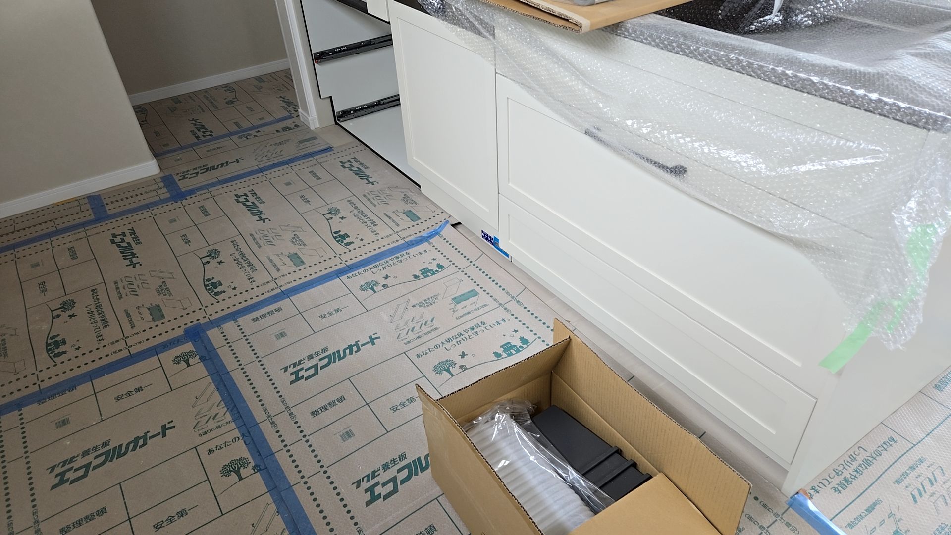 キッチン部分の器具の取り付けが行われた様子です。