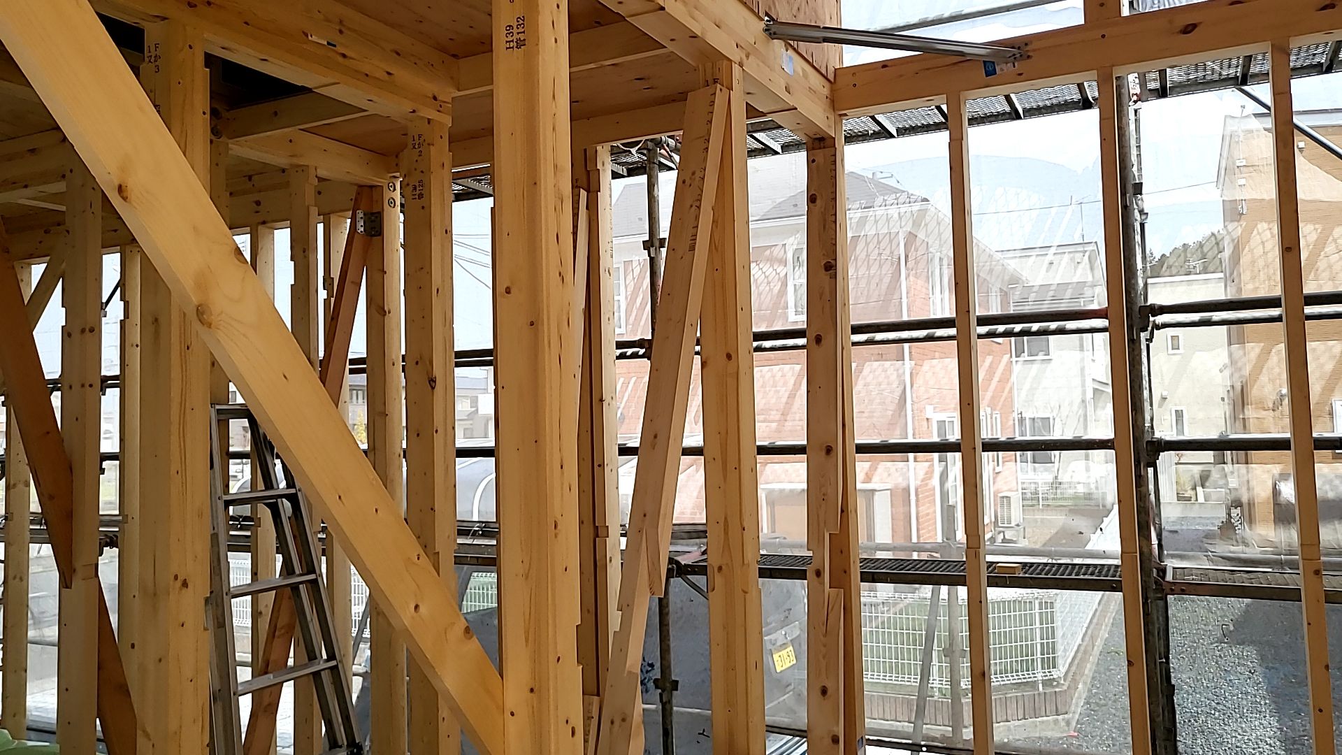 間柱・筋交いの取り付けが行われている様子です。