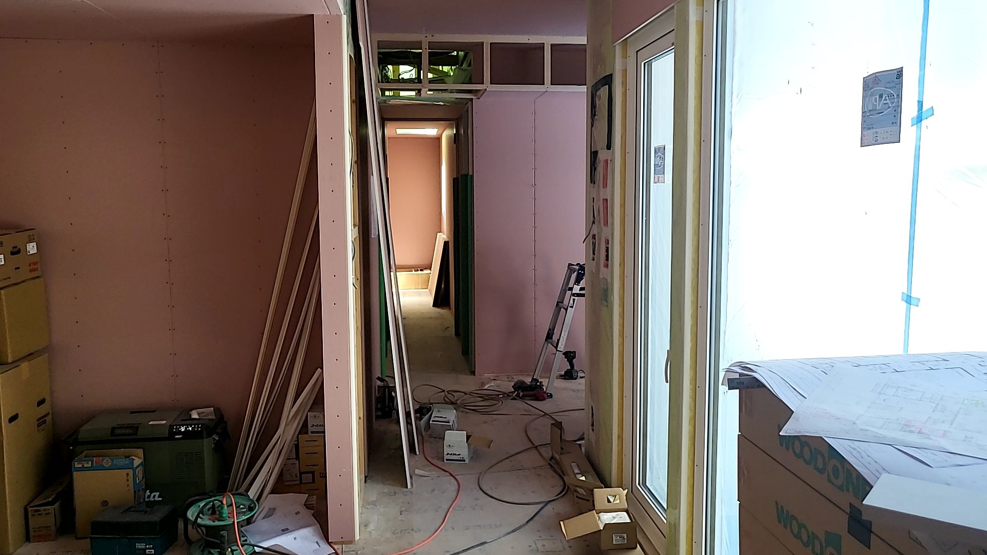 配線を行っている様子です。図面を確認しながら間違いのないよう作業を行っております。