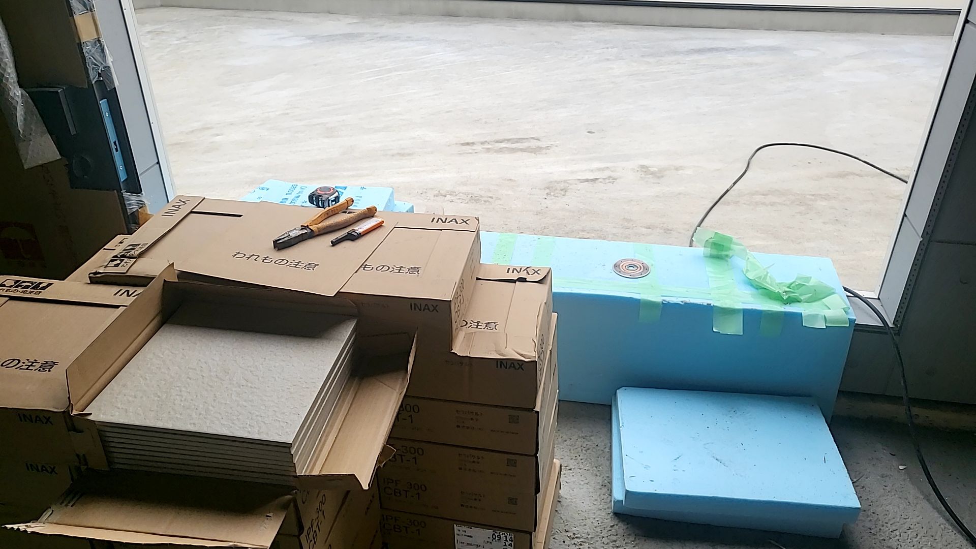 中庭のタイル貼り工事が始まりました。