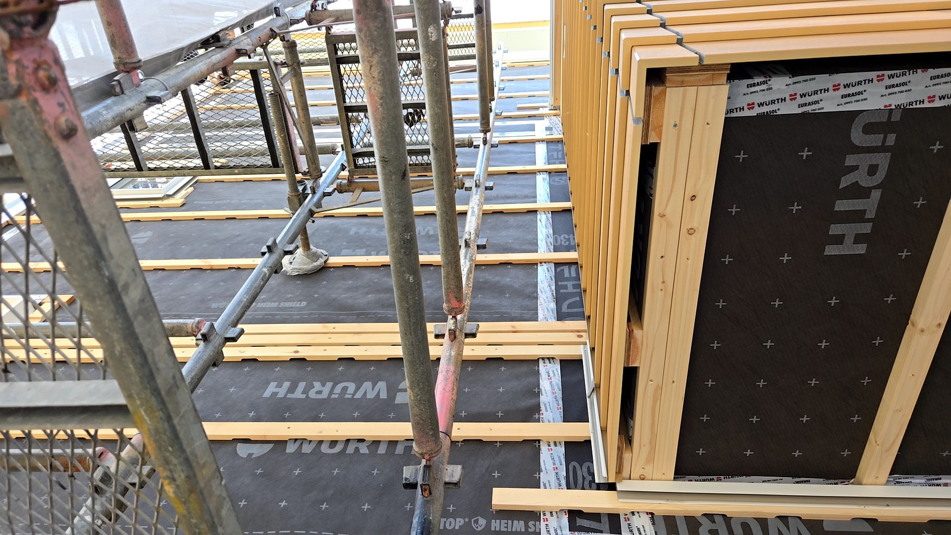 キズや汚れを付けないよう、丁寧に作業を進めております。