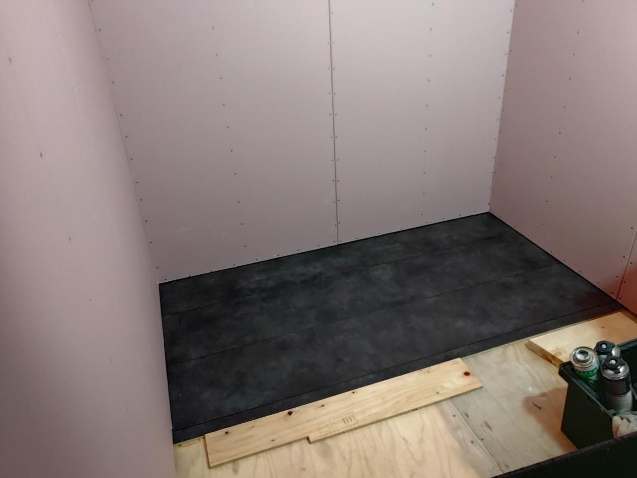 一部床のフロアー張りが行われております。