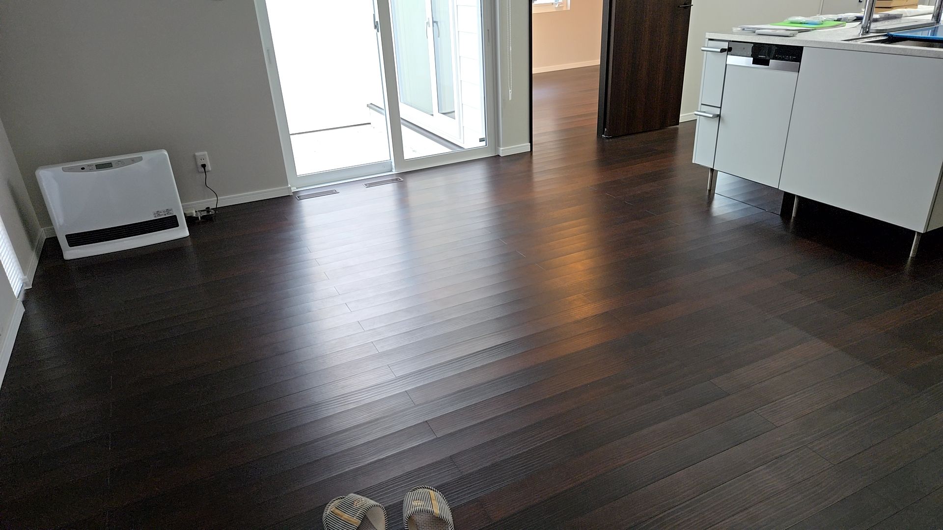 塗装業者による床部分のタッチアップの様子です。職人さんの丁寧な作業が行われています。