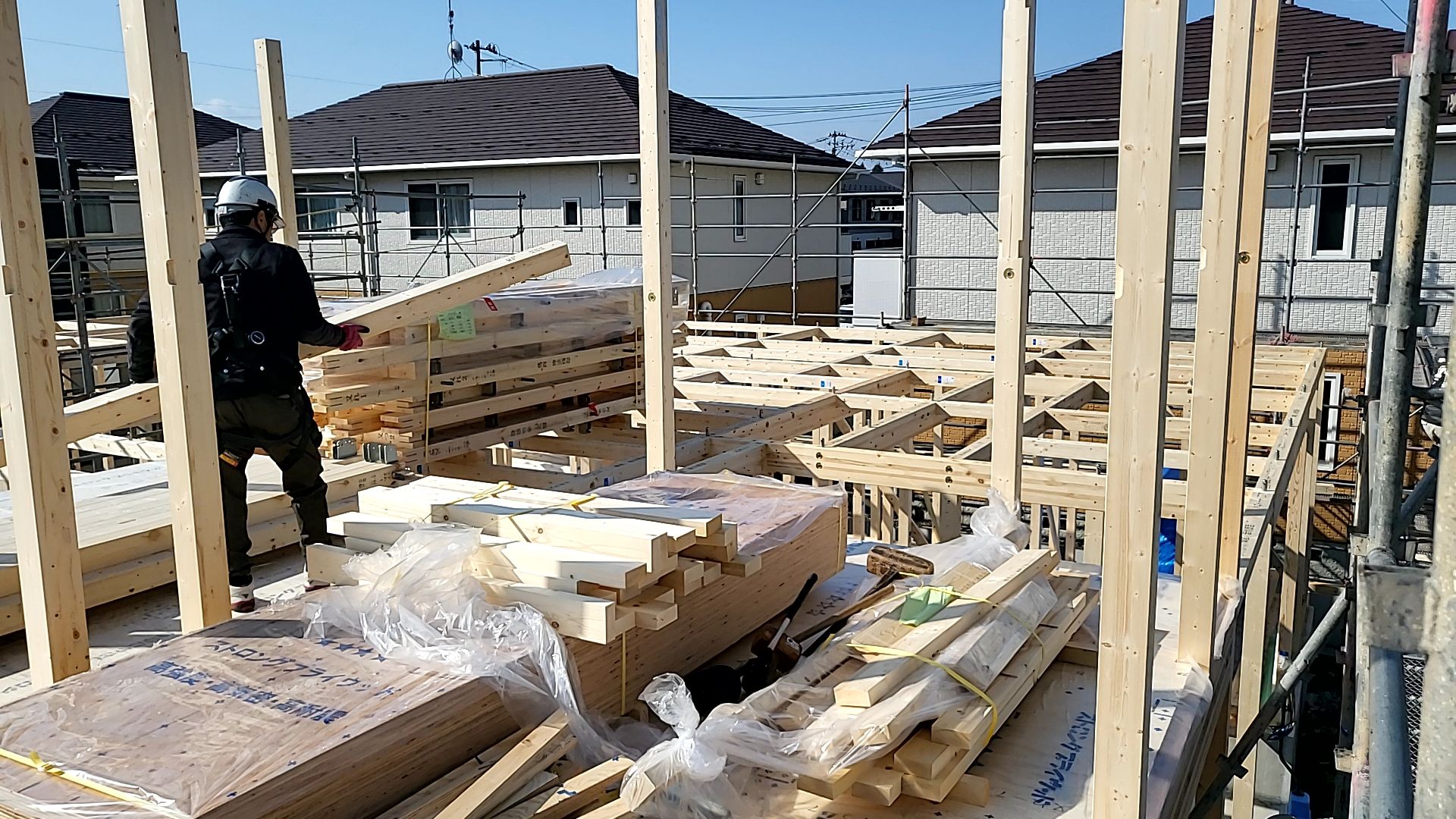 図面を確認しながら、安全に作業を進めております。