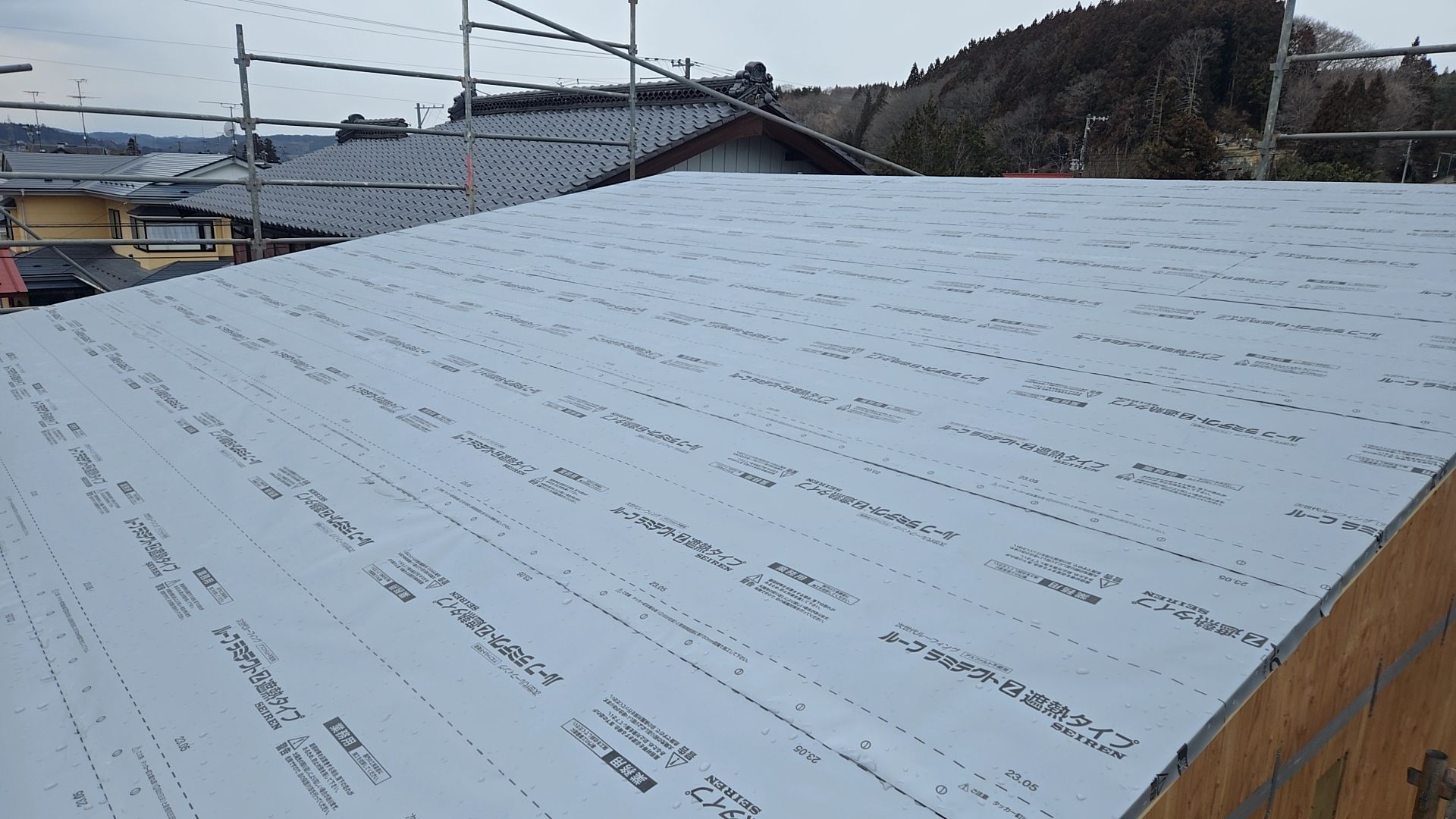 屋根業者によるルーフィング敷きが行われた様子です。