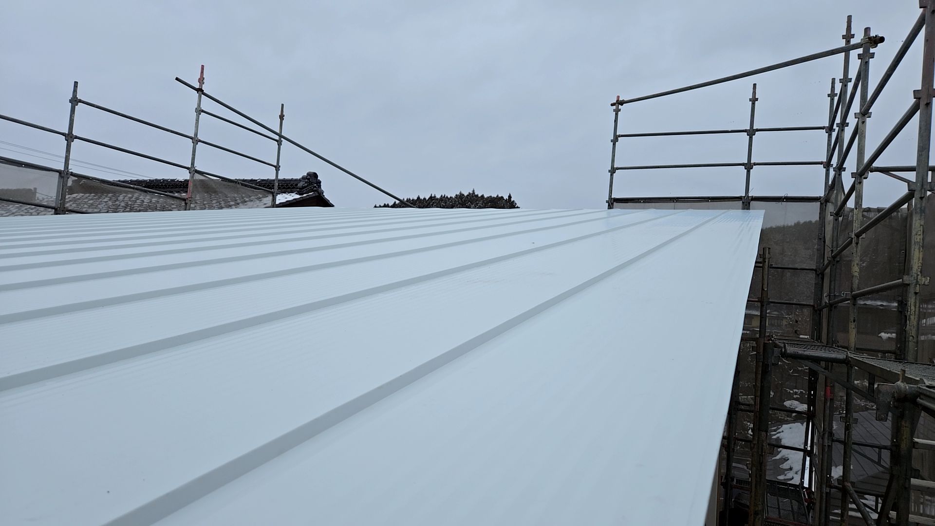 板金葺きが行われている様子です。