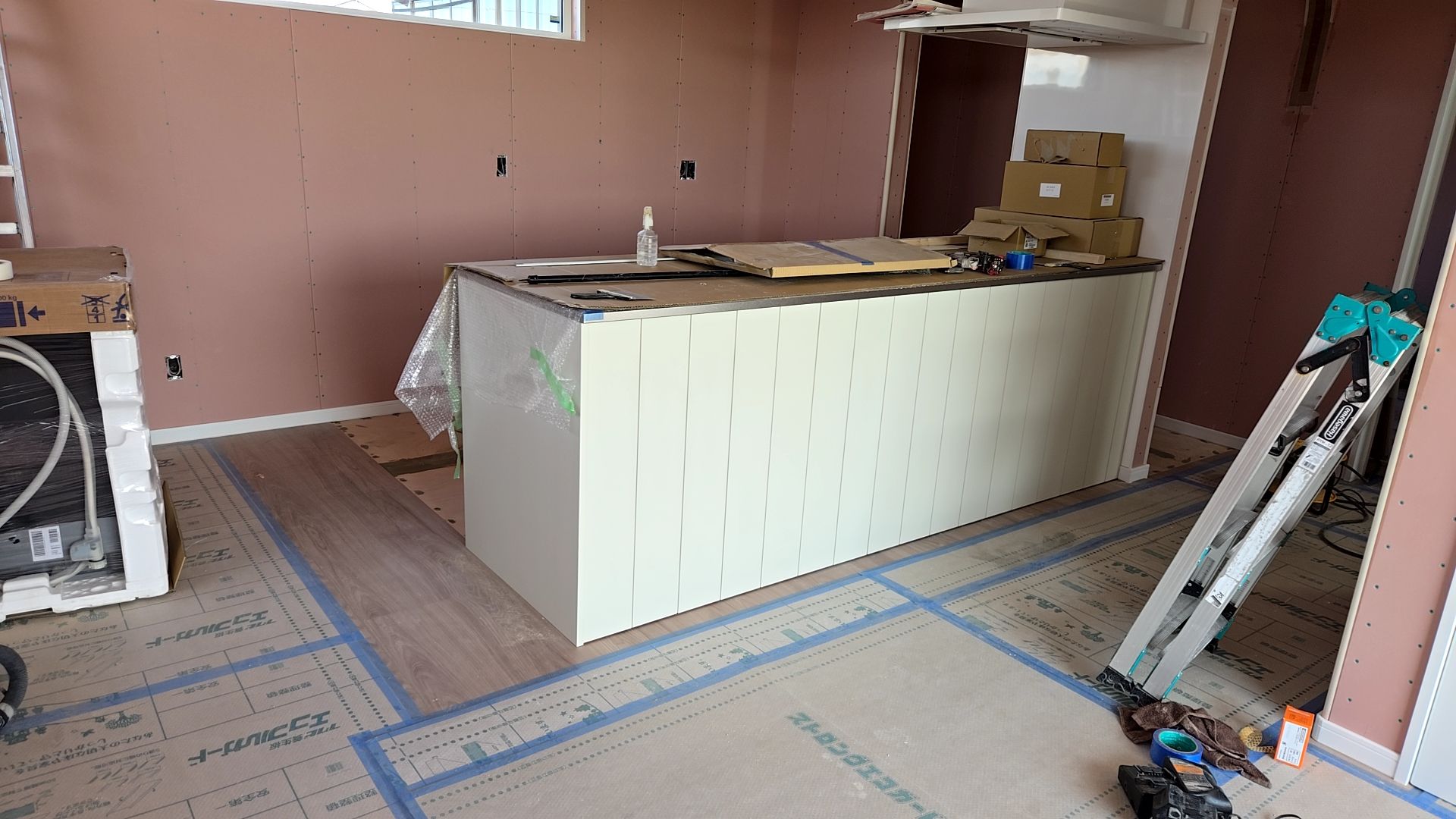 建築によるキッチンが取り付けられた様子です。