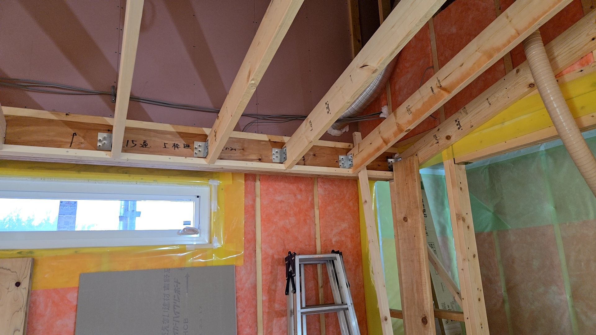 天井にボードを貼るための下地を入れる造作工事が行われております。