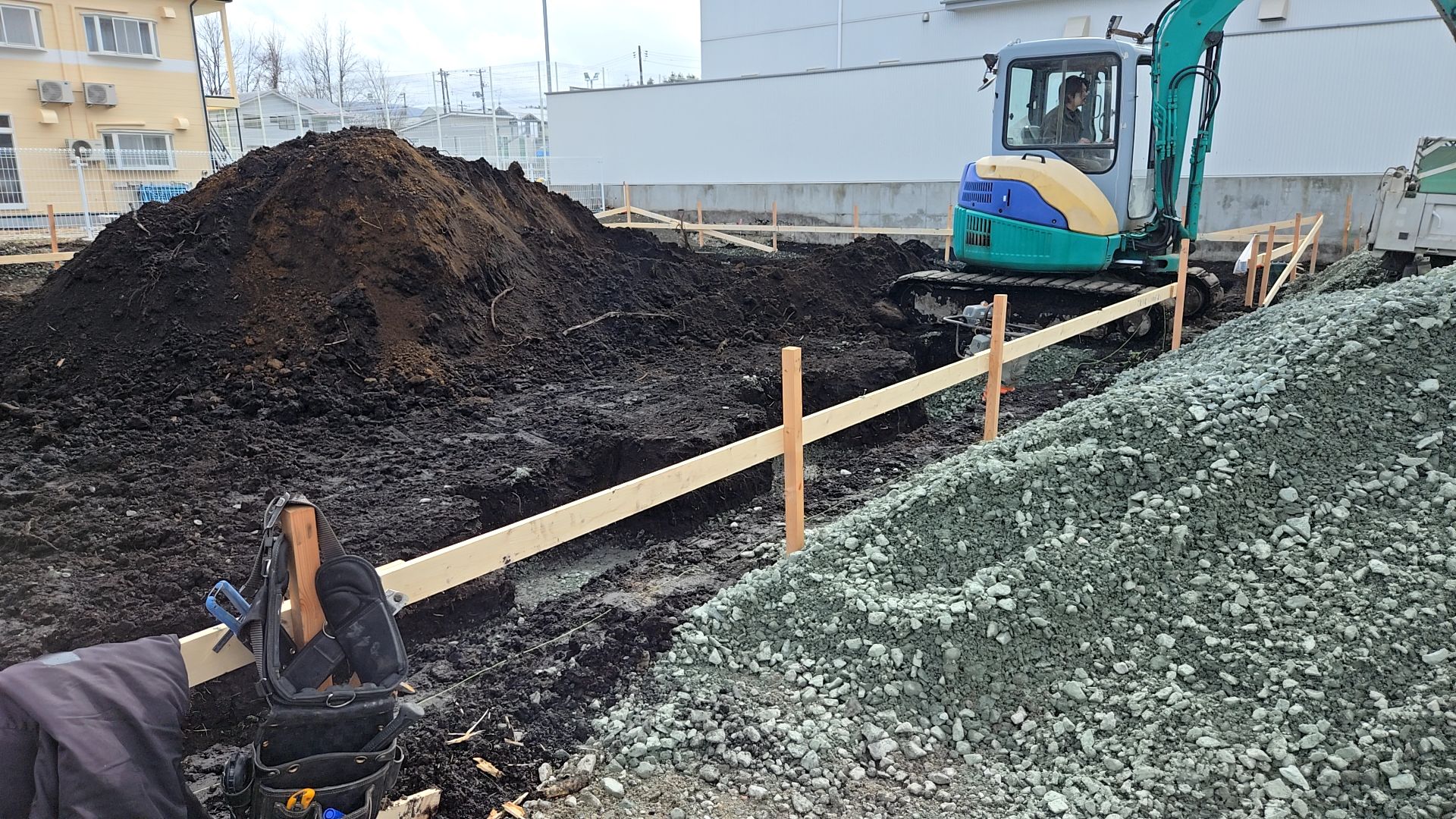 根掘の深さ、ベースの幅に注意し掘っていきます。