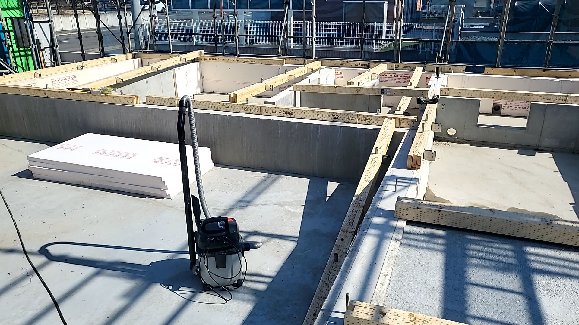 基礎の天端をきちんと測りレベルを確認することで、床の水平を安定させます。