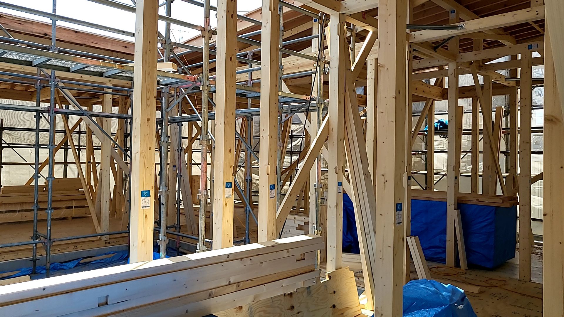 高所作業となりますので、安全対策には十分気を付け施工を進めております。