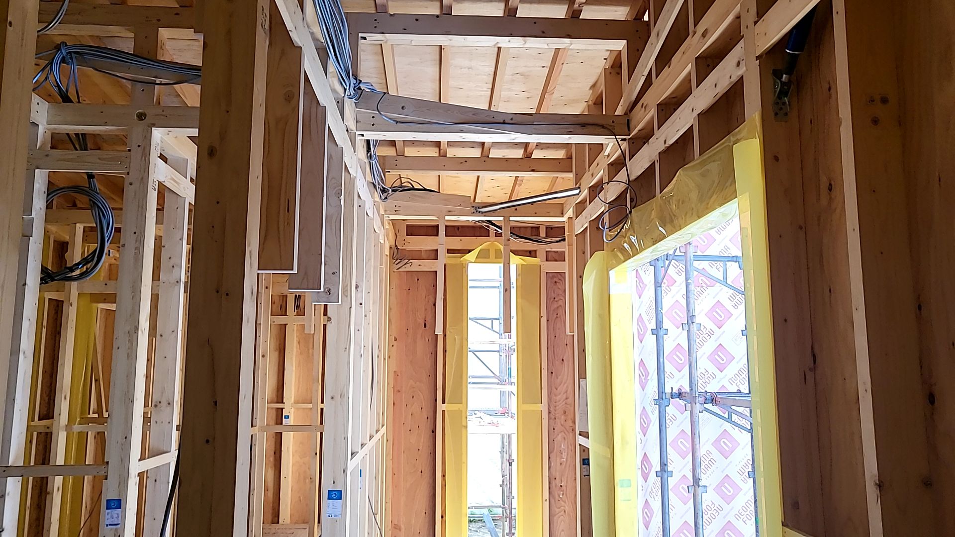 こちらも図面・仕様を確認しながら、間違いのないよう配線作業を進めております。