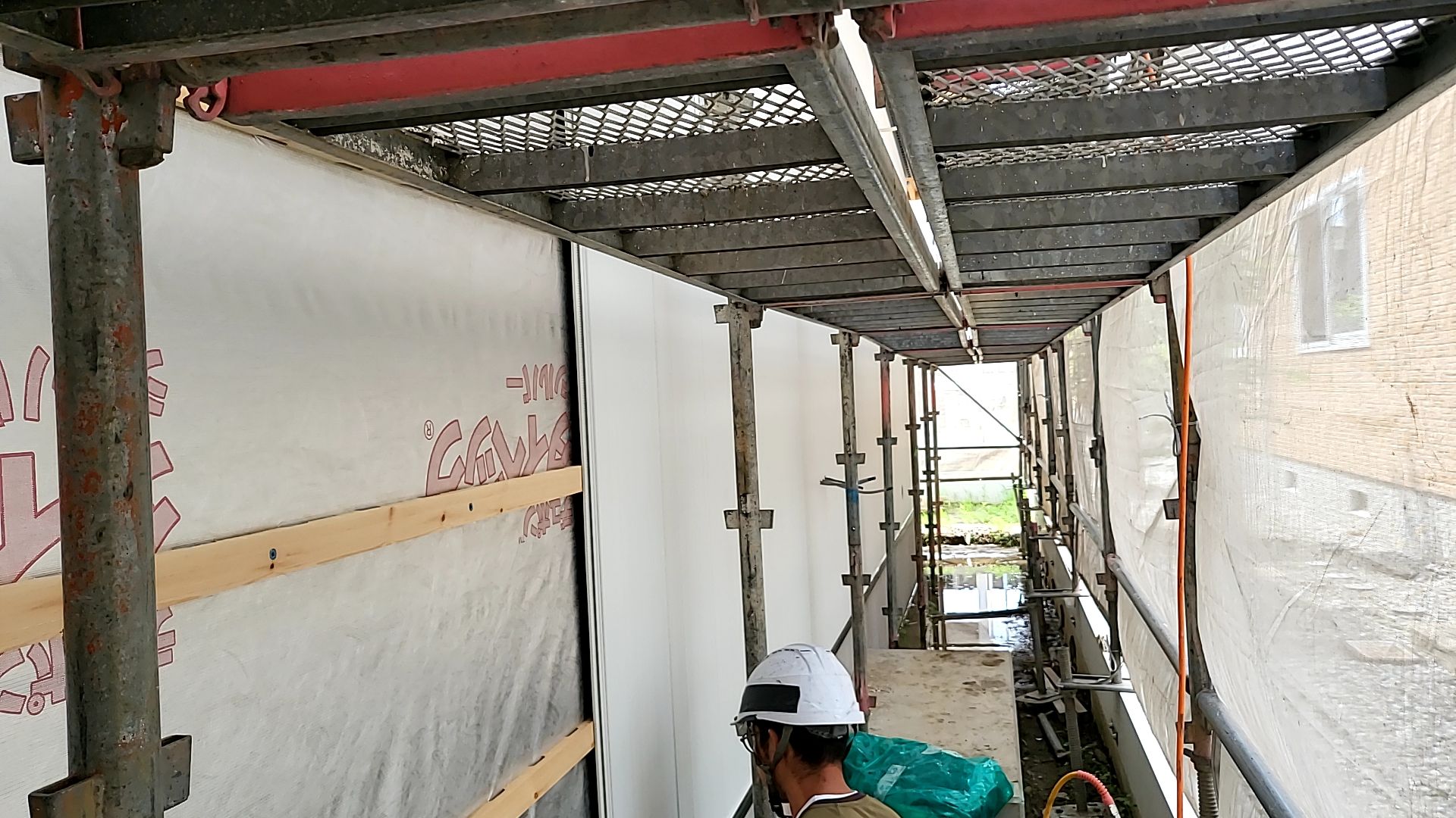 外壁張りが行われている様子です。