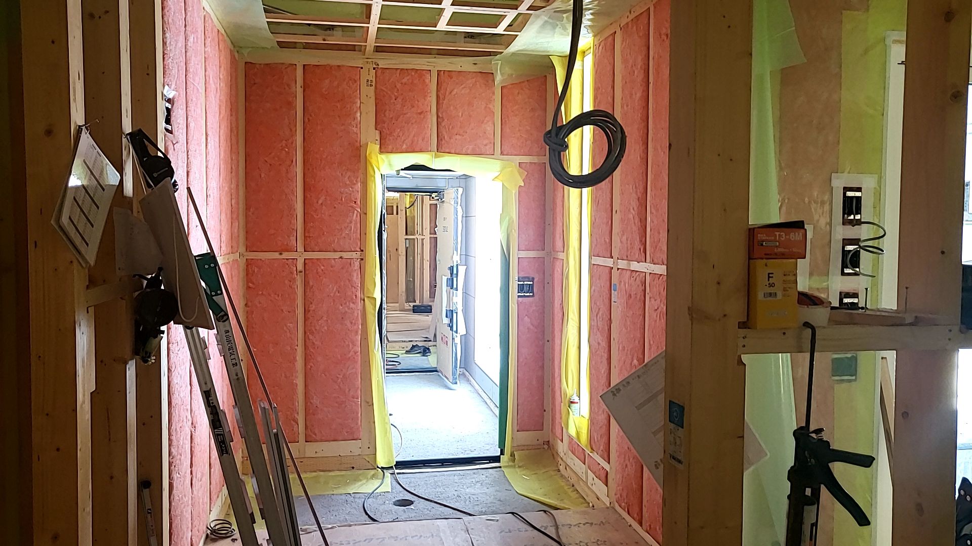 断熱材の充填工事も引き続き行われております。