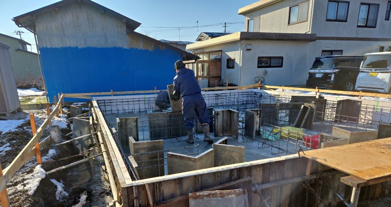 基礎の型枠組が行われている様子です。