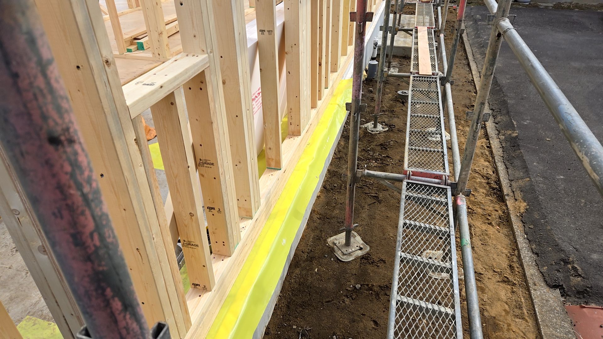 黄色いシートは先張りシートと言って気密性を連続させるために施工しているものです。