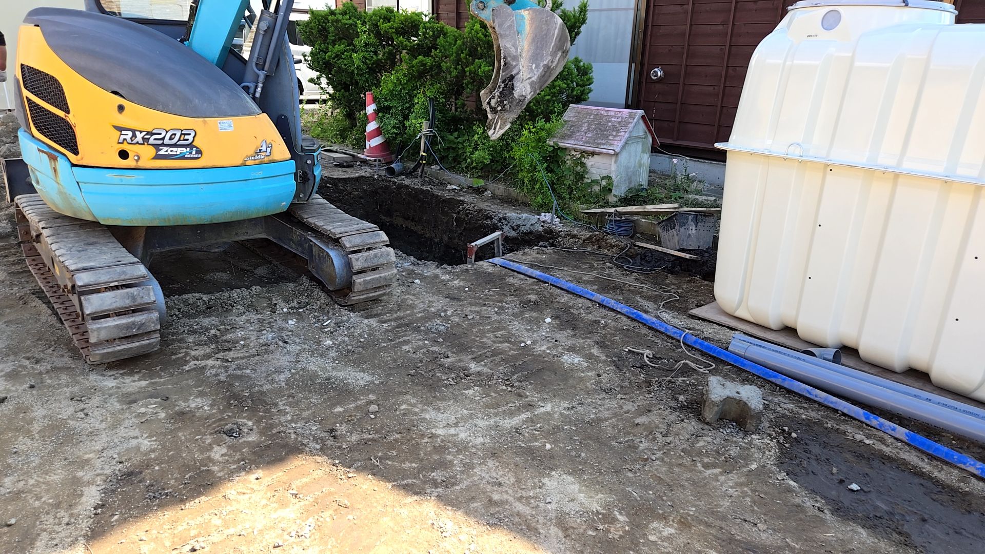 浄化槽の設置工事の様子です。