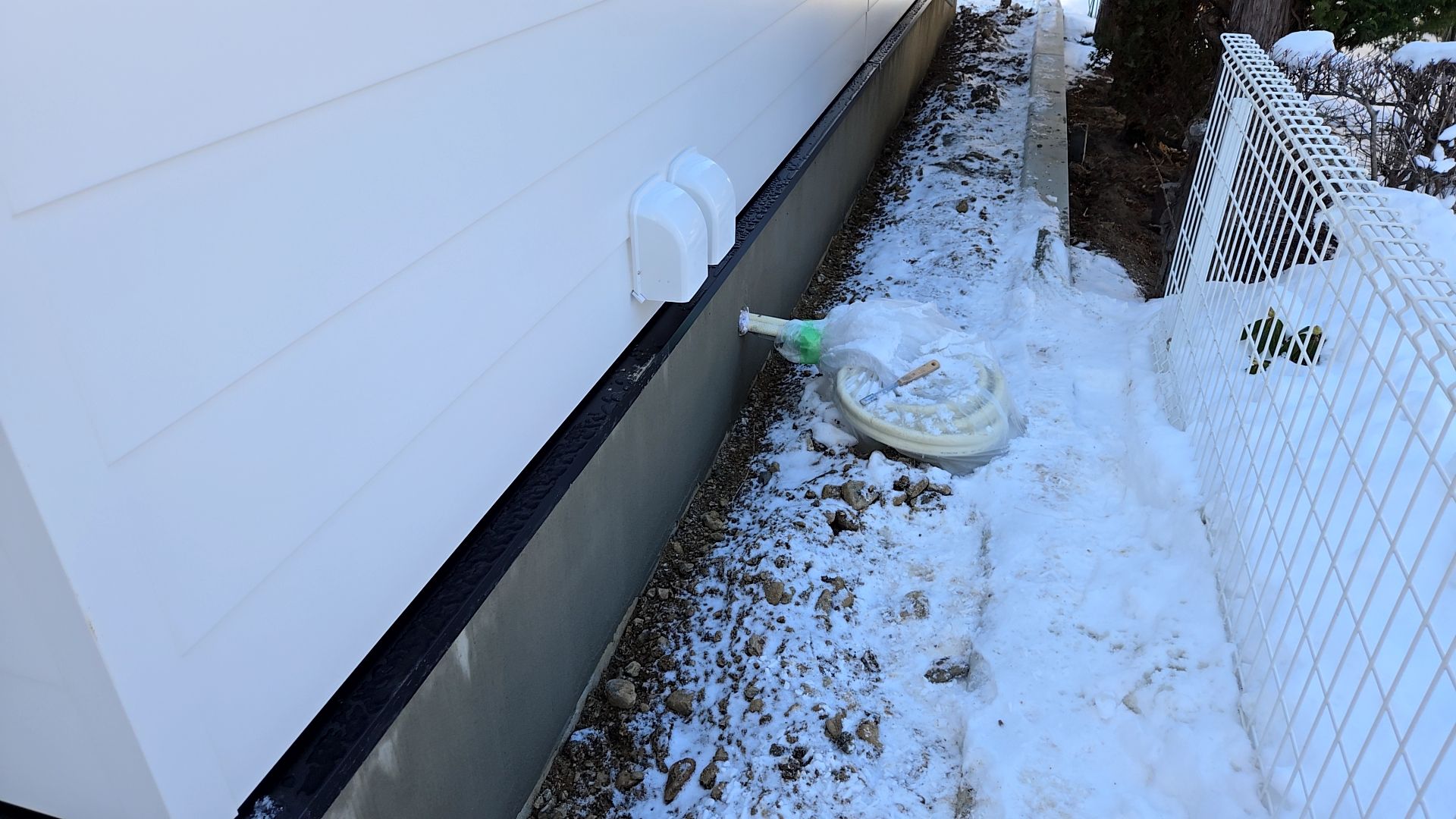 左官業者による基礎のモルタル塗りが行われております。