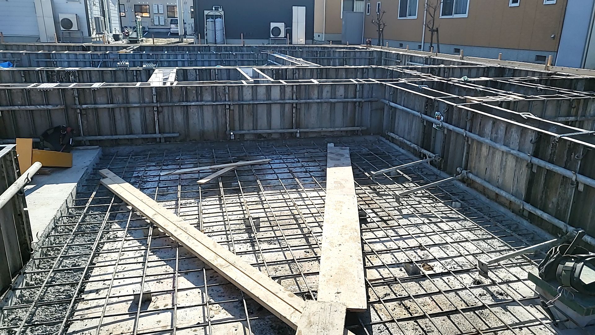 図面を確認しながら、枠を設置していきます。