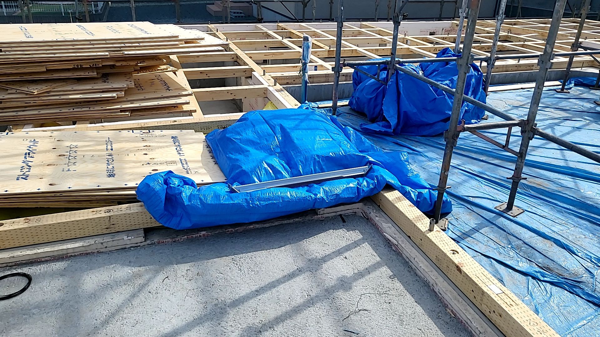 土台敷きが行われている様子です。