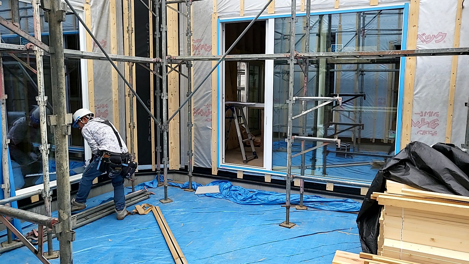 外壁張り工事が進められている様子です。