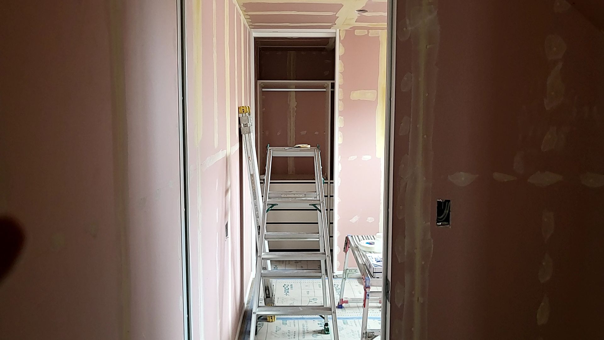 パテ掛けが行われている様子です。