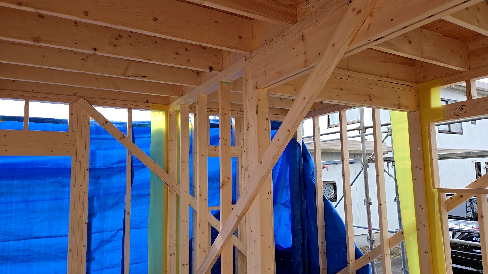 木が交差して作られているのは、壁のタチ（水平垂直）を維持するために仮止めしている様子で、この作業が非常に大切なものとなっております。