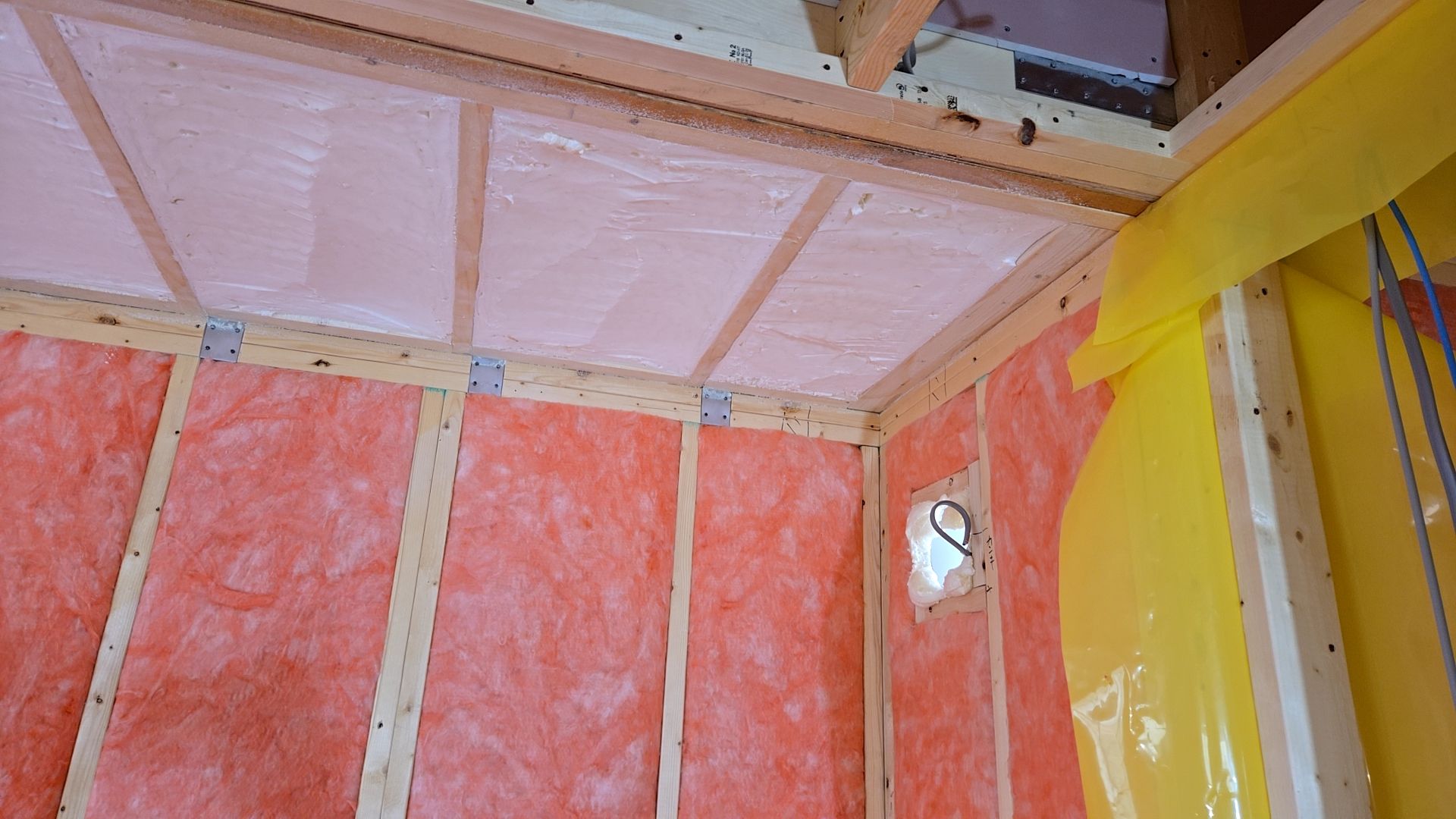 図面を確認しながら、正確に作業を進めております。