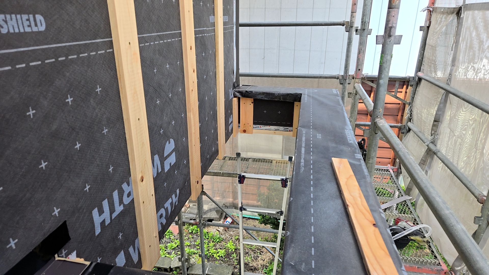 外壁張りが行われている様子です。