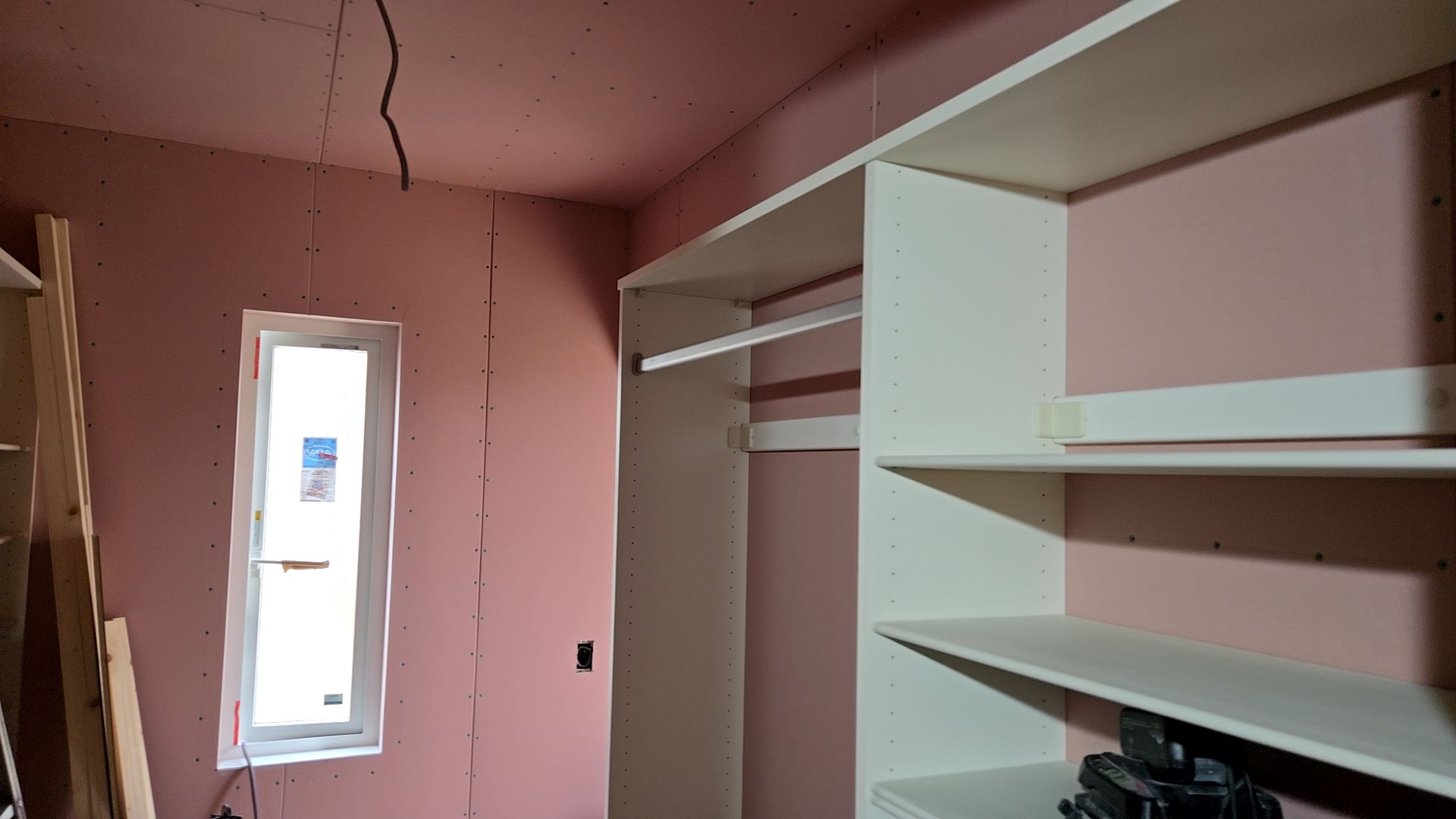 内部造作工事の様子です。図面・仕様を確認し正確に施工しております。