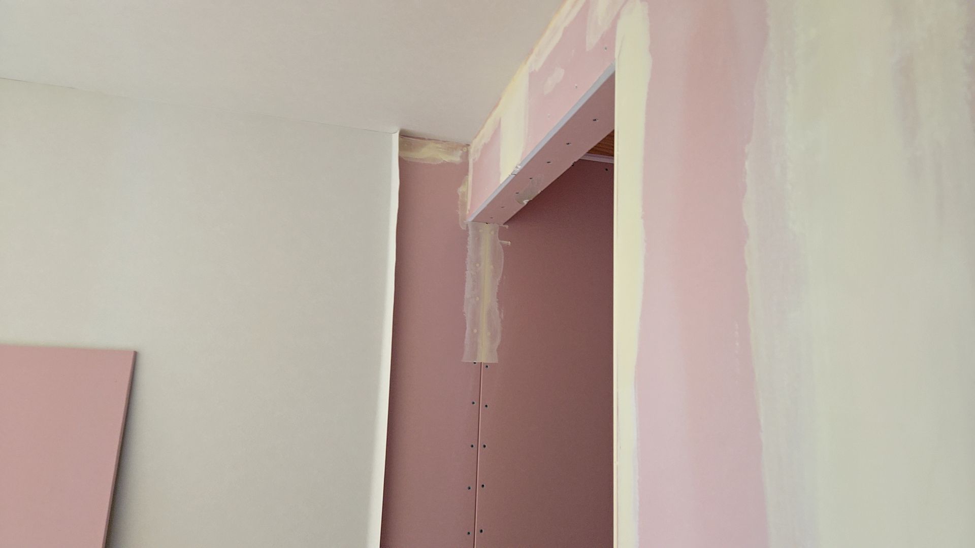 内装業者によるパテ掛けの様子です。