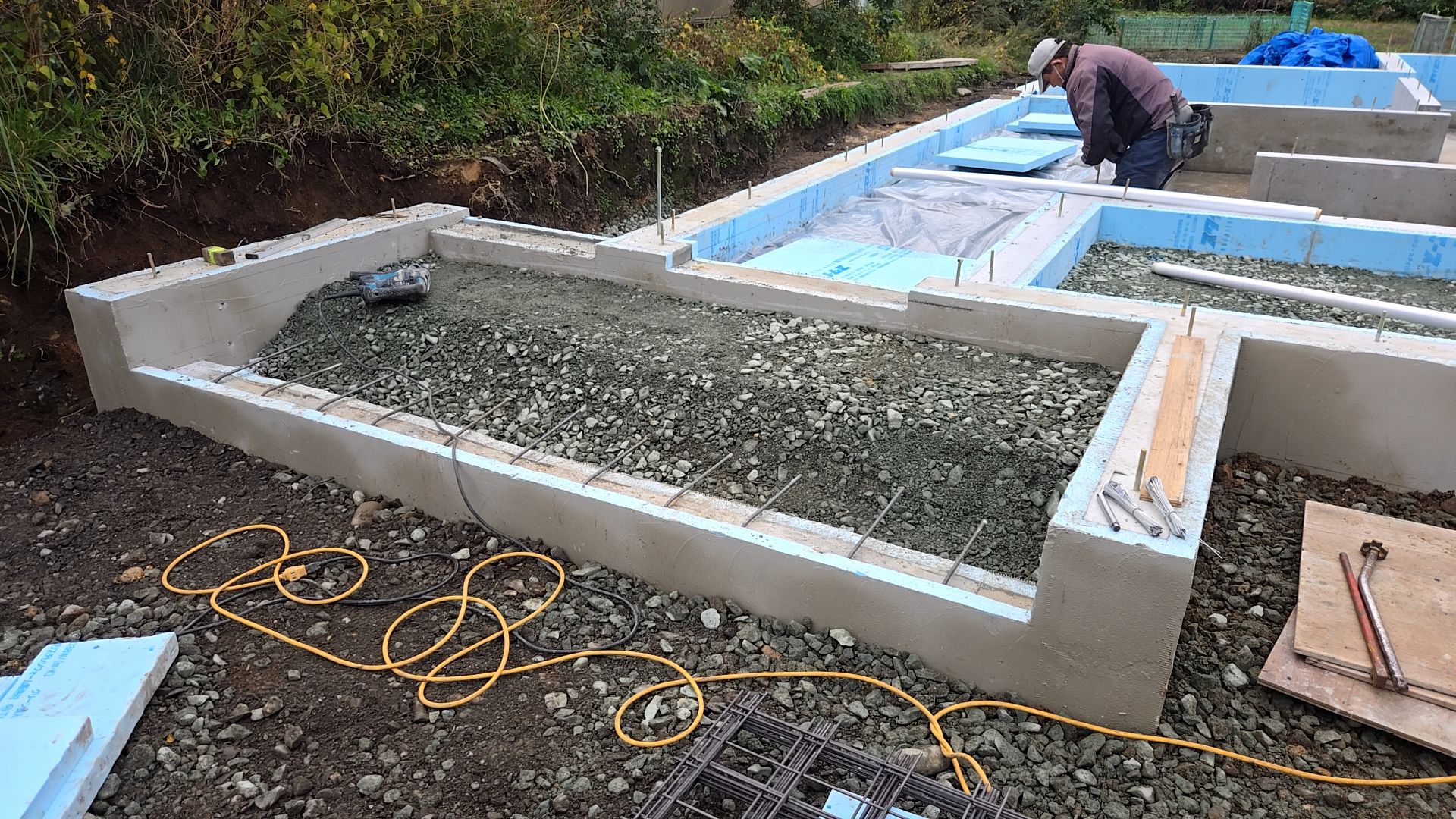 図面を確認し、土間の高さ・幅に注意をして施工していきます。