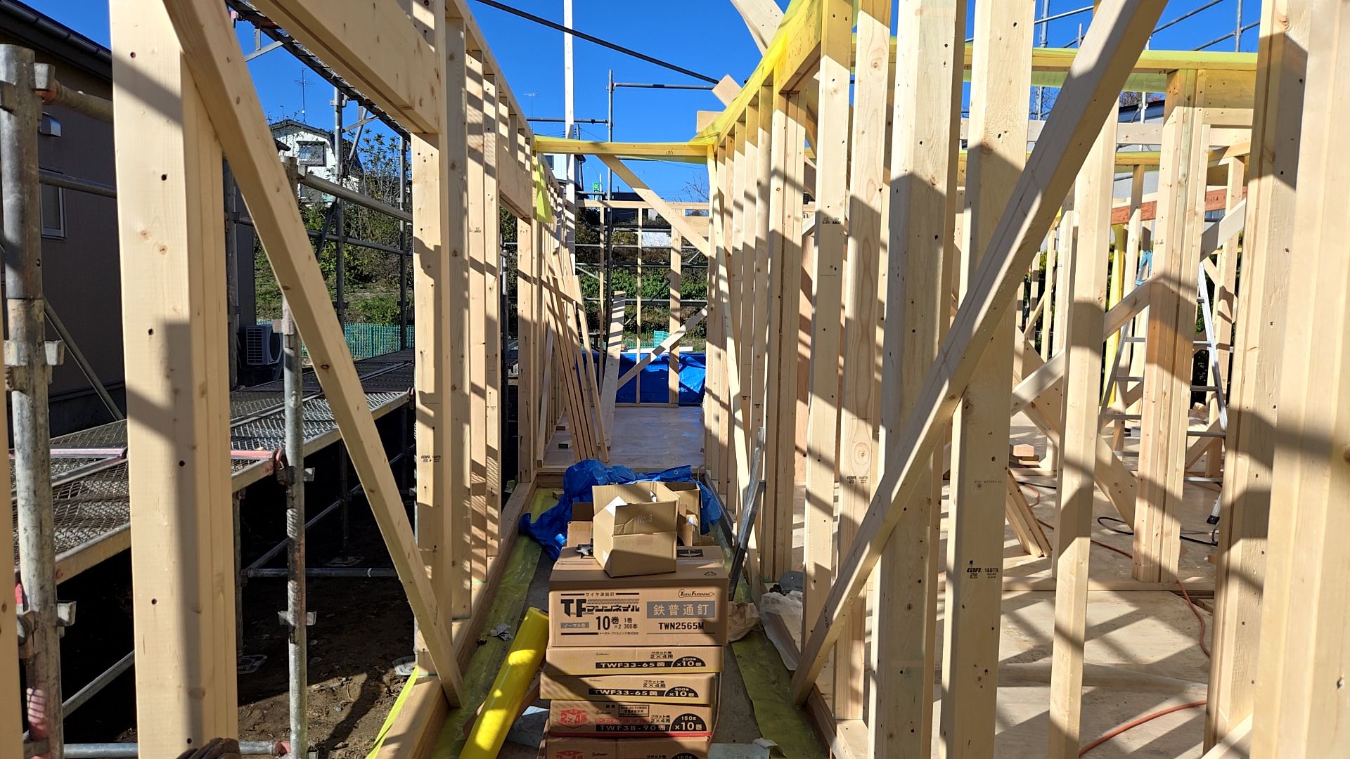 高所作業のためヘルメットを必ず着用し脚立の置き方などにも気を付け、安全対策を十分とっています。