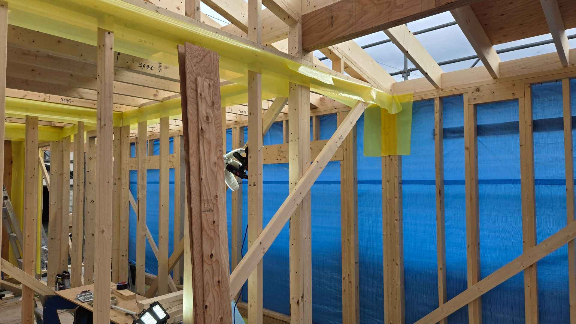 それぞれの仕様を確認しながら釘、金物の施工を進めています。