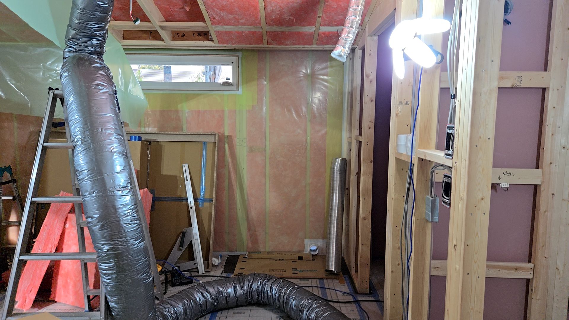 隙間のないよう丁寧に断熱材を充填後、ボードが貼られていきます。