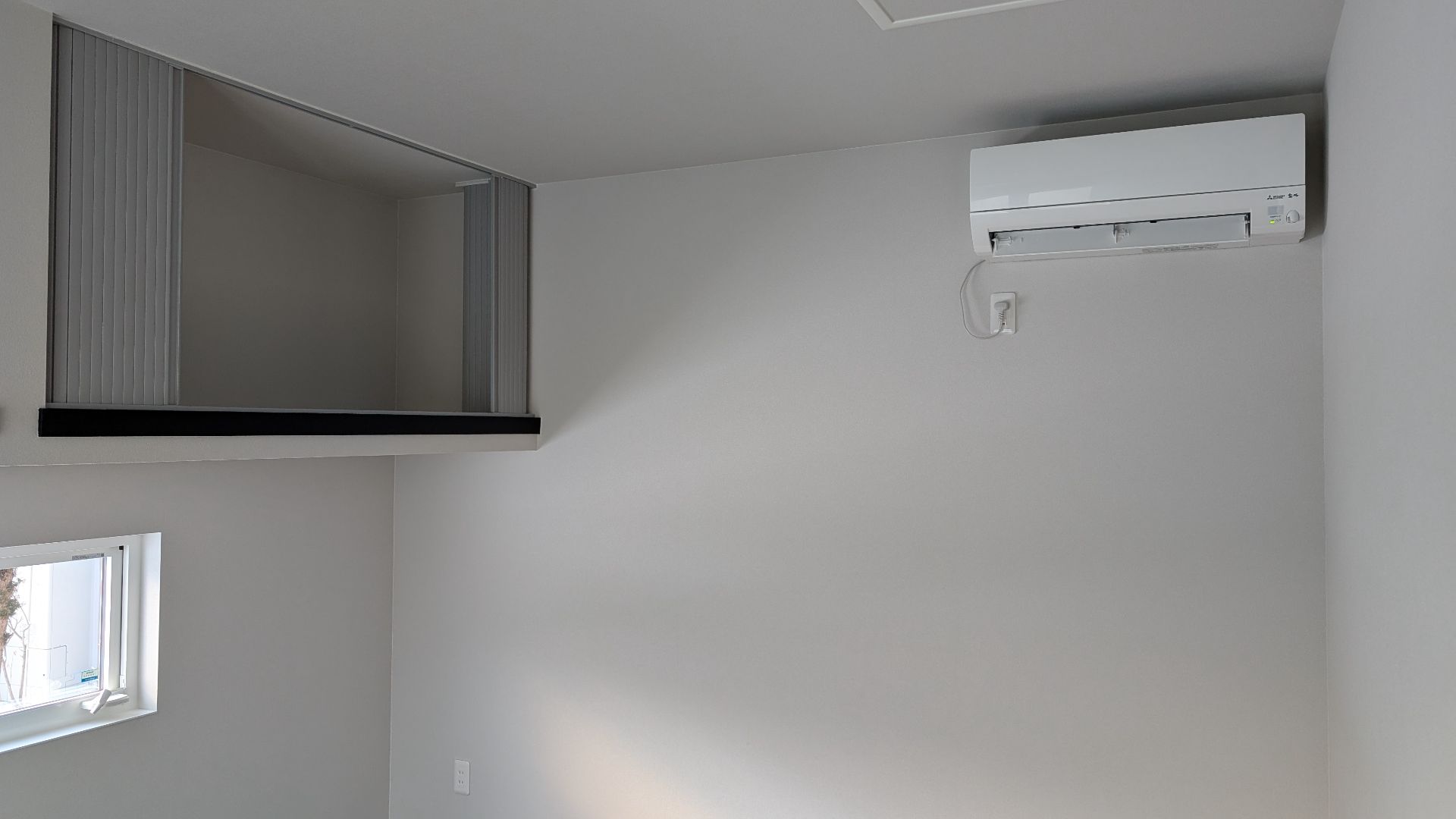 空調業者によるエアコンの試運転が行われております。