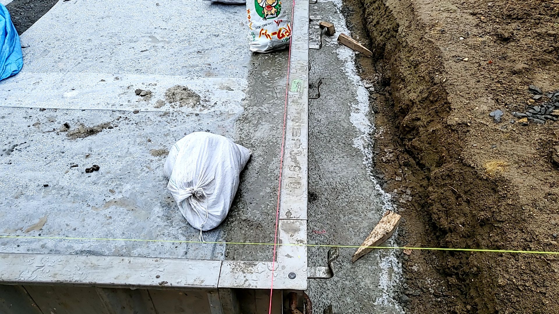 型枠の内面を確認するために水糸を張っていきます。