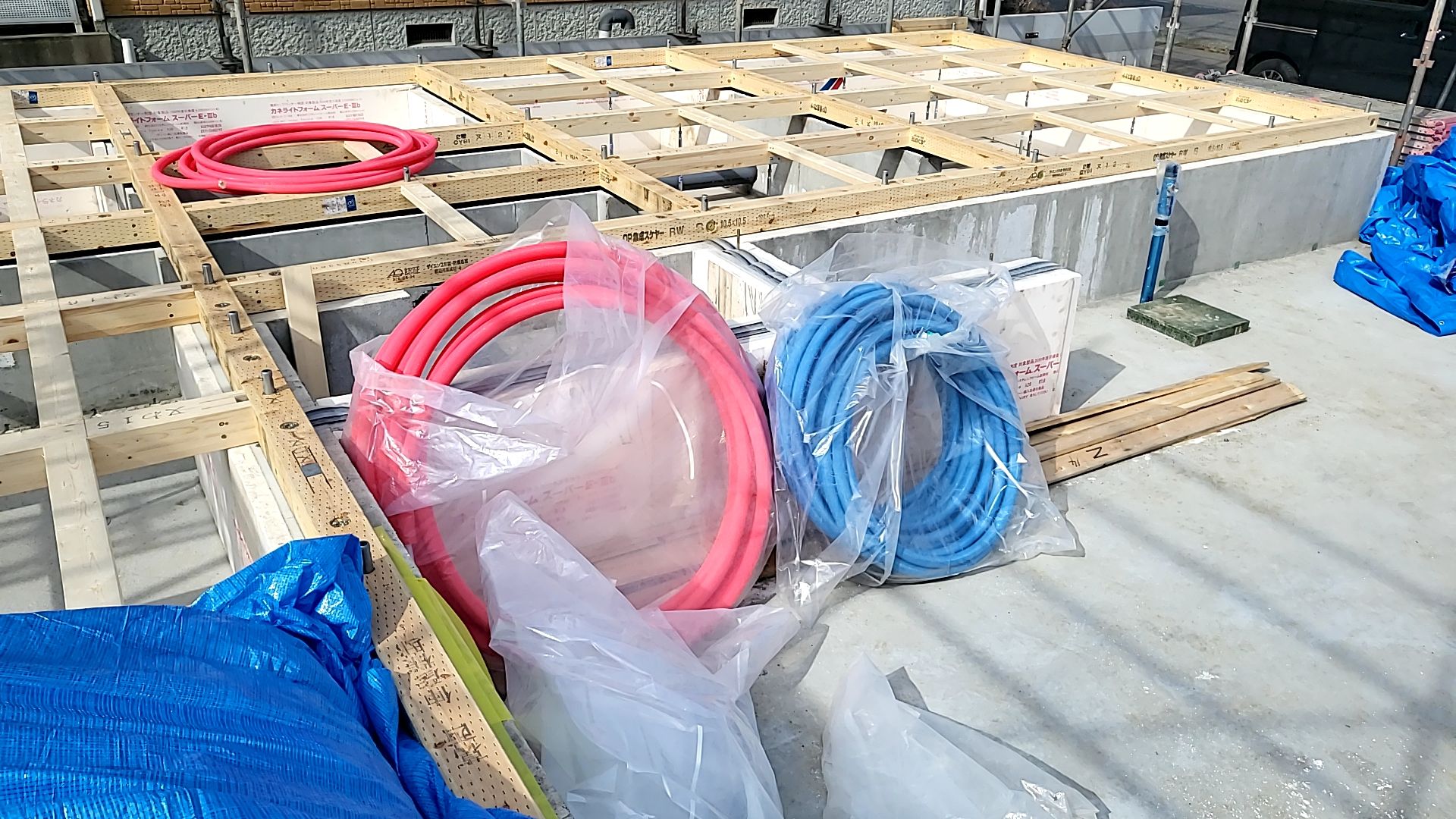 床下の配管工事が行われている様子です。