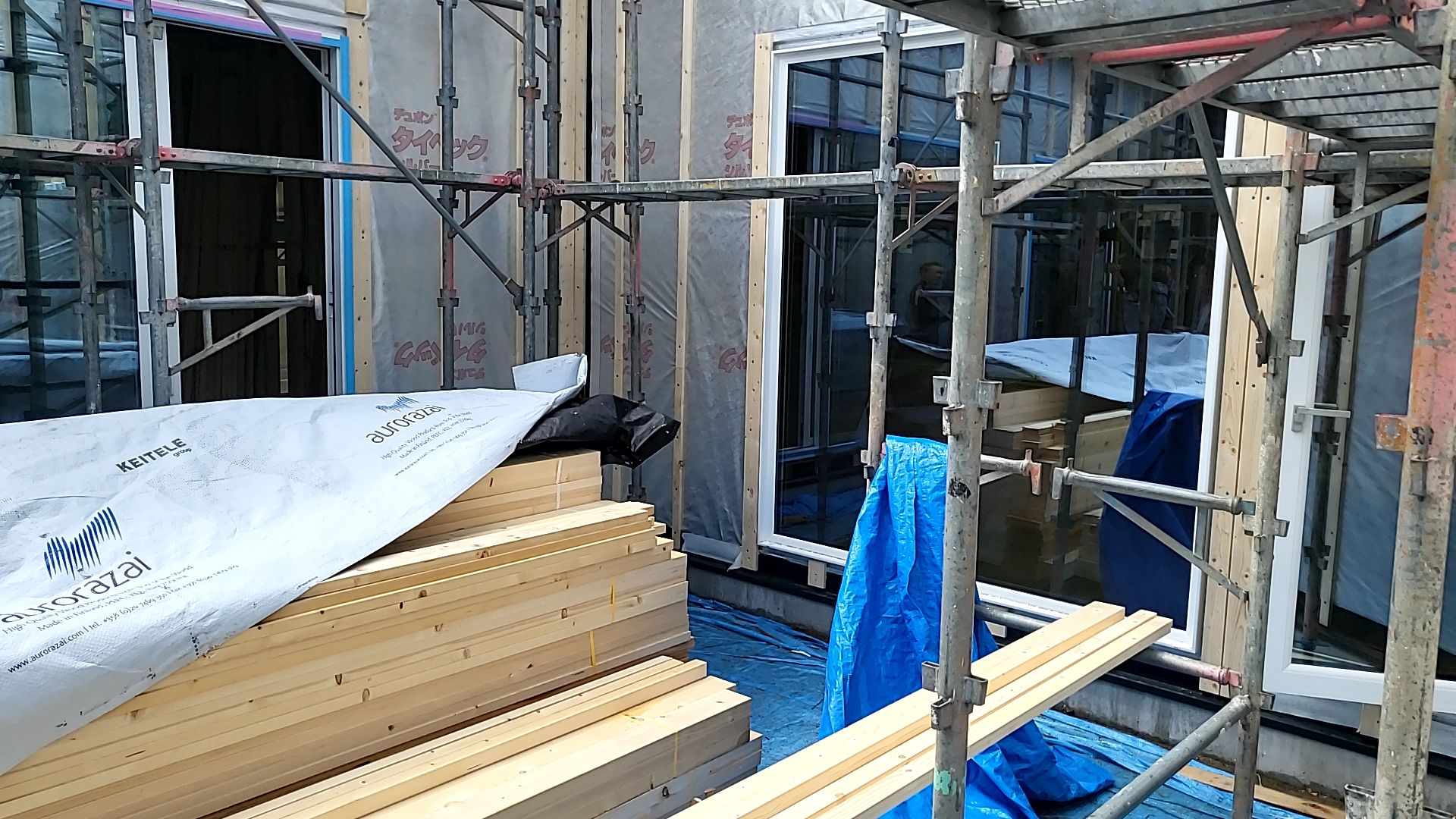 外壁貼り工事の様子です。