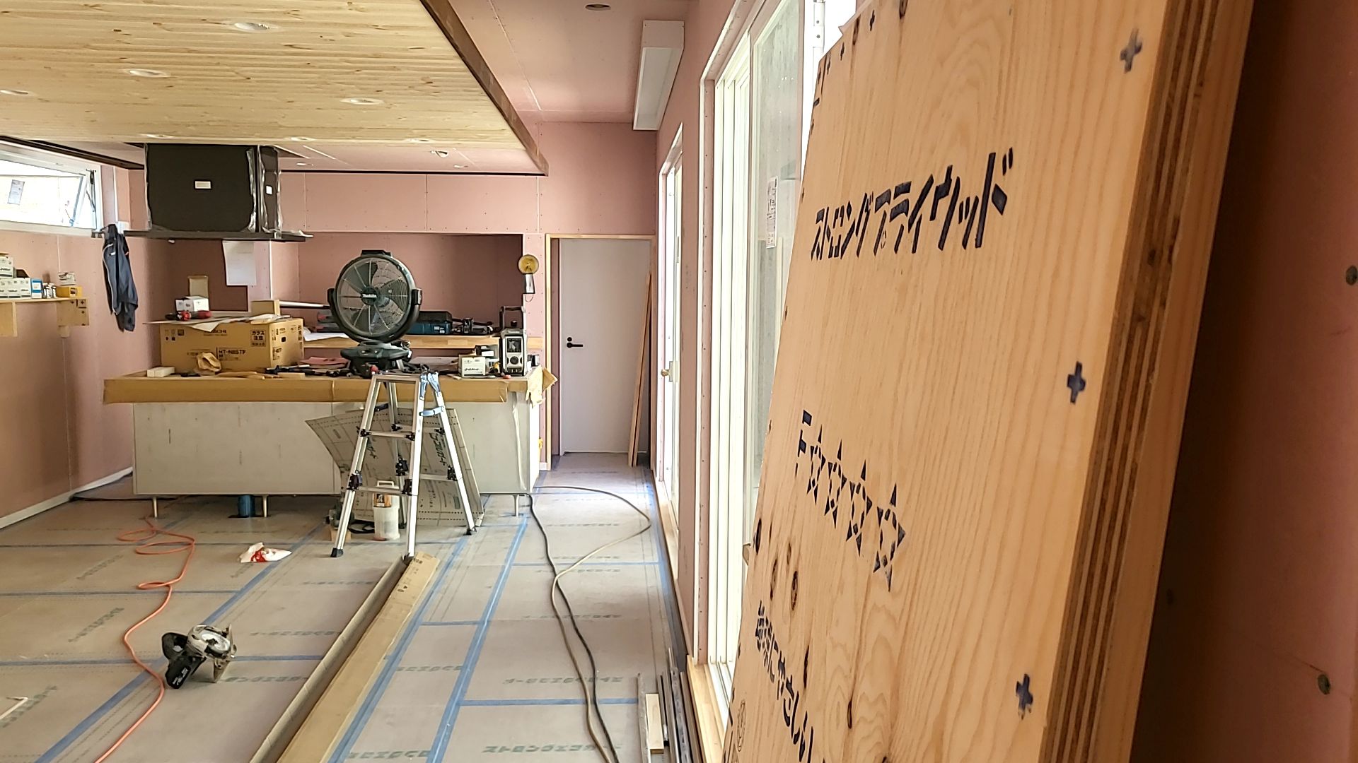 塗装業者による下塗りが行われている様子です。