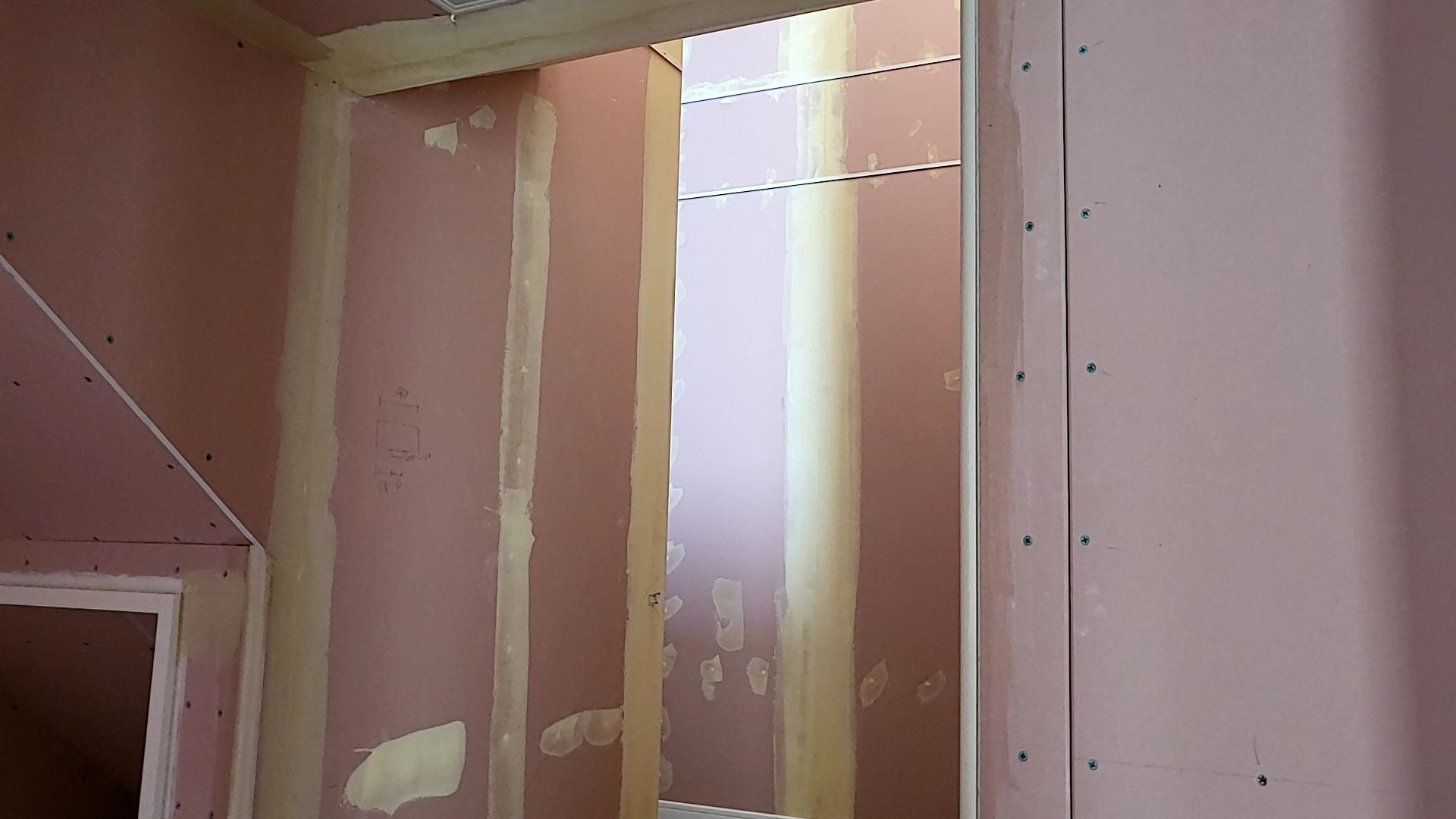 不陸のないよう丁寧にパテ掛けを行っている様子です。