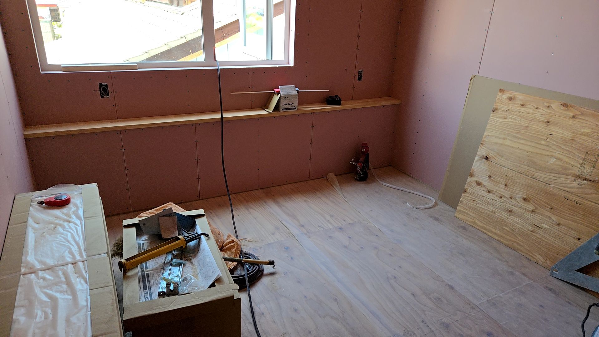 建築による造作棚が施工されている様子です。